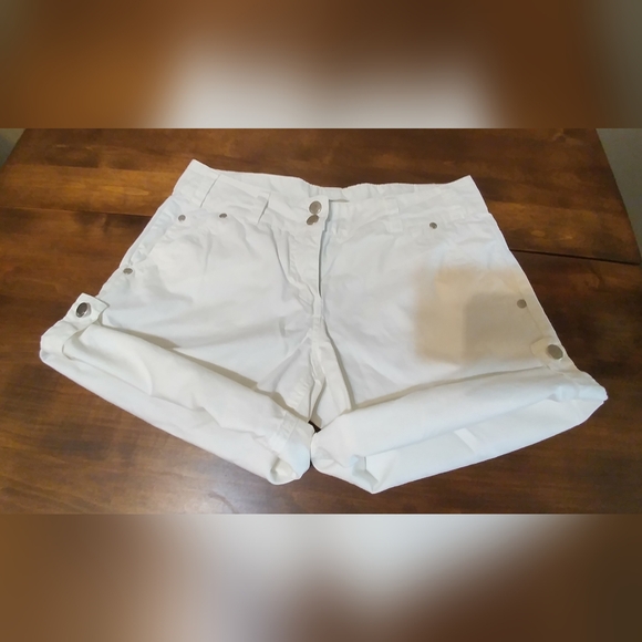 White shorts - Picture 2 of 5